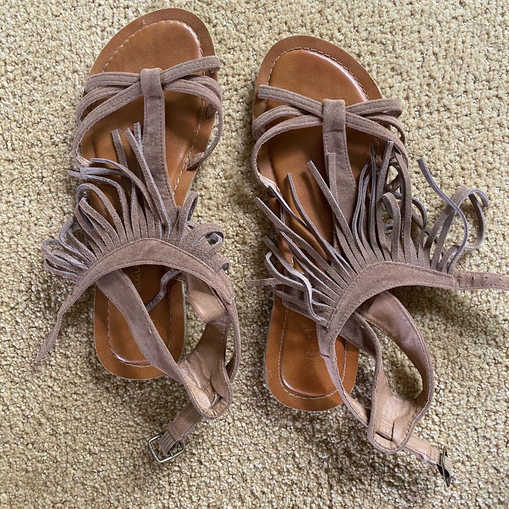 Tan/brown fringe altar’d state sandals